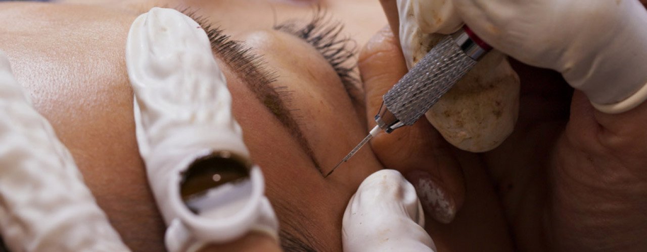 Microblading Behandlung: natürliche Augenbrauen mit System